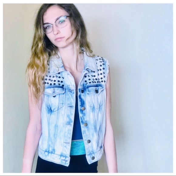SOLD🚫✨Rare rockin’ 🎸distressed stud jean vest - Picture 3 of 6